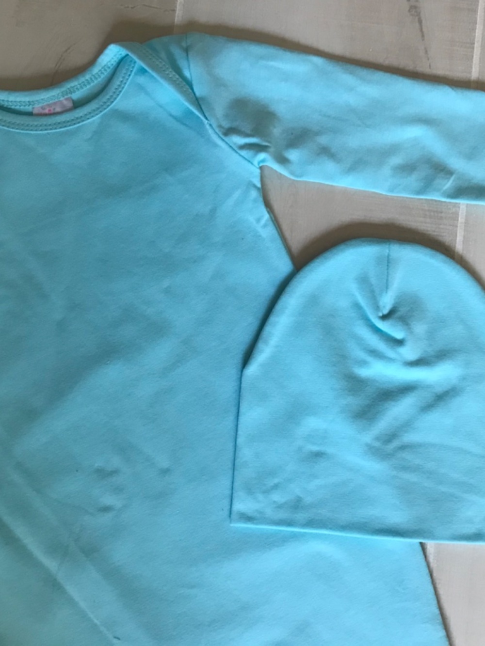 Blank baby gown and hat set by posh baby blooms size XS aqua - Picture 2 of 3